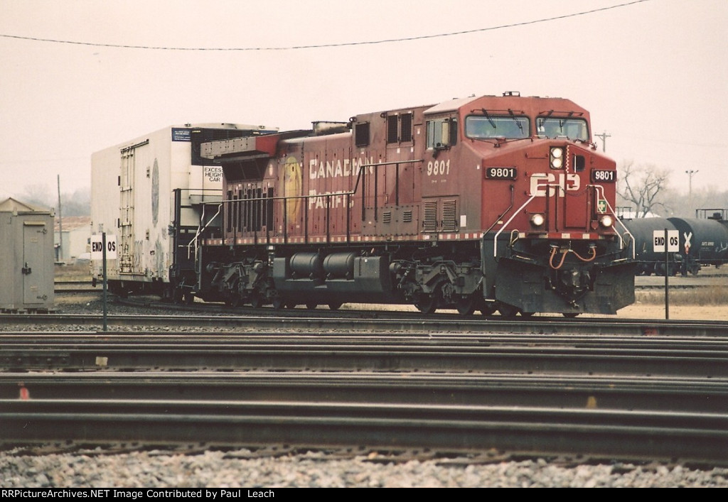 Eastbound manifest eases down the loop track